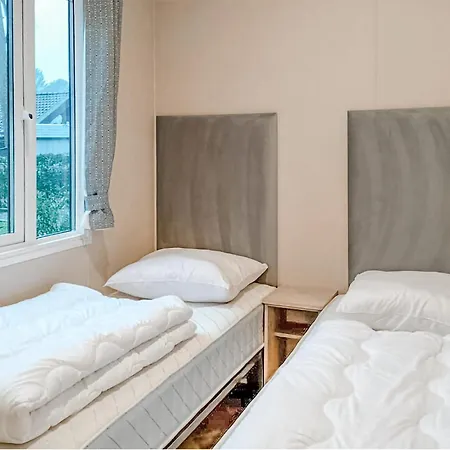 2 Bedroom Lovely Stacaravan In *