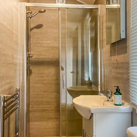 Campsite 2 Bedroom Lovely Stacaravan In